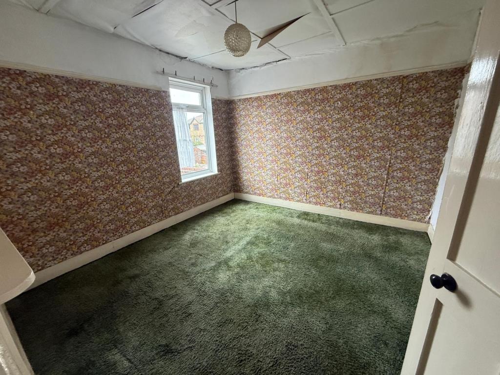 Lot: 173 - TERRACE HOUSE IN NEED OF REPAIR AND RENOVATION - Window facing out rear of property